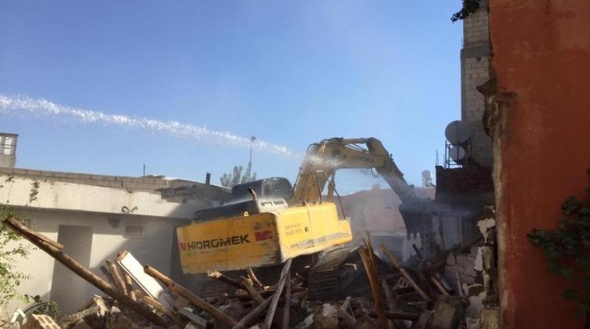 Mara Mahallesinde anlaşma sağlanan yapılar yıkılıyor