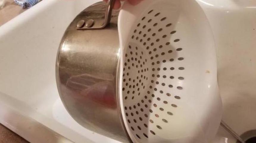 Yıllardır hata yapmışız! Makarna süzgecinin doğru kullanımı bakın nasılmış