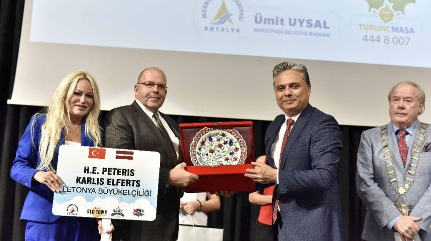 Başkan Uysal&rsquo;a Kosova&rsquo;dan T&uuml;rk bayrağı rozeti