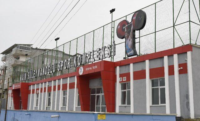 Naim Süleymanoğlu Spor Kompleksi açılış için gün sayıyor