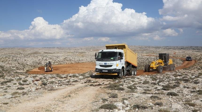 Erdemli Belediyesi 2 bin 200 rakımda yol &ccedil;alışmalarını s&uuml;rd&uuml;r&uuml;yor
