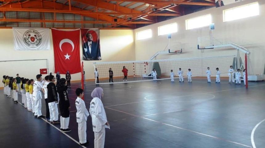 Sporcular anneleri ile idman yaptı