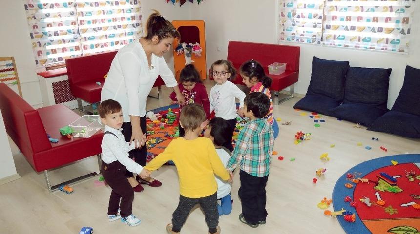 Oyun evleri minikleri ağırlıyor