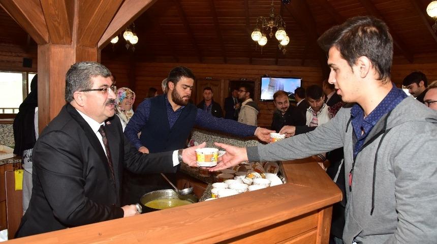 Başkan Can elleriyle &uuml;niversite &ouml;ğrencilerine &ccedil;orba ikram etti