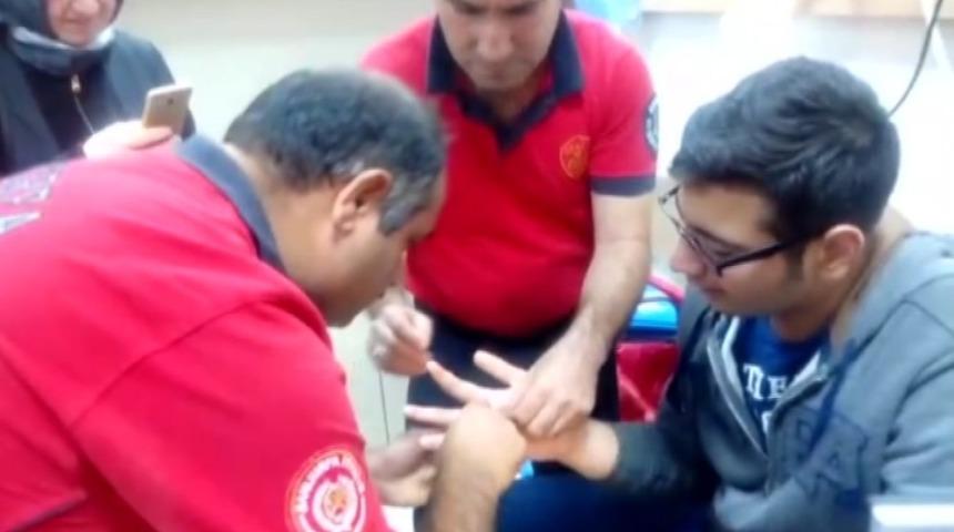Parmağına sıkışan y&uuml;z&uuml;ğ&uuml; itfaiye &ccedil;ıkarttı