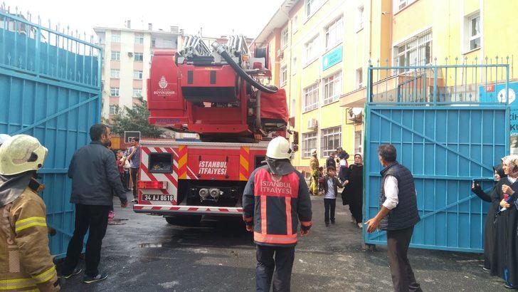 İstanbul'da ortaokulda yangın! Okul boşaltıldı G4