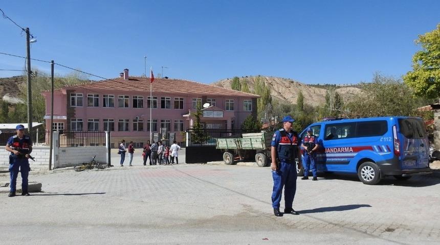 Jandarma&rsquo;dan okul &ouml;nlerinde denetim