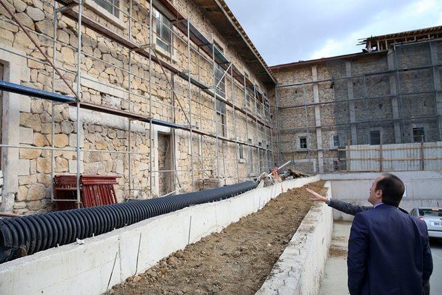 Vali Pehlivan tarihi askeri binada yürütülen restorasyon çalışmalarını inceledi
