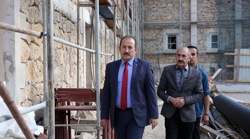 Vali Pehlivan tarihi askeri binada y&uuml;r&uuml;t&uuml;len restorasyon &ccedil;alışmalarını inceledi