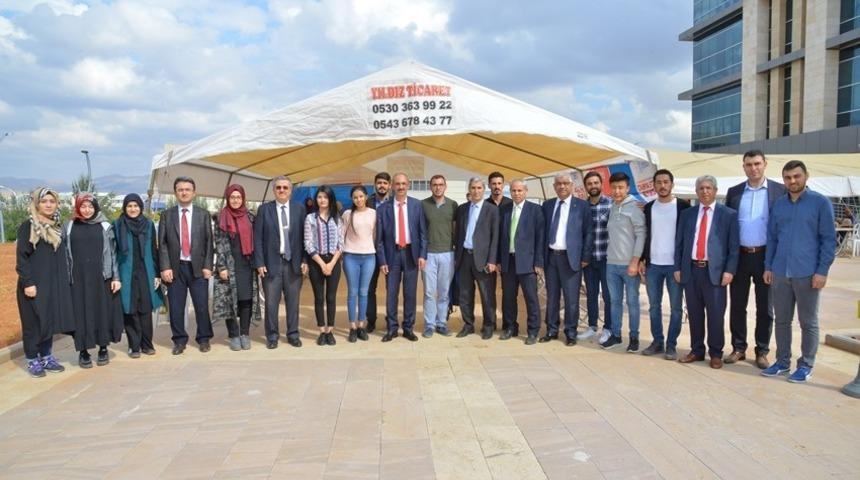 Rekt&ouml;r Karakaya, &ouml;ğrenci topluluklarının kermesini gezdi