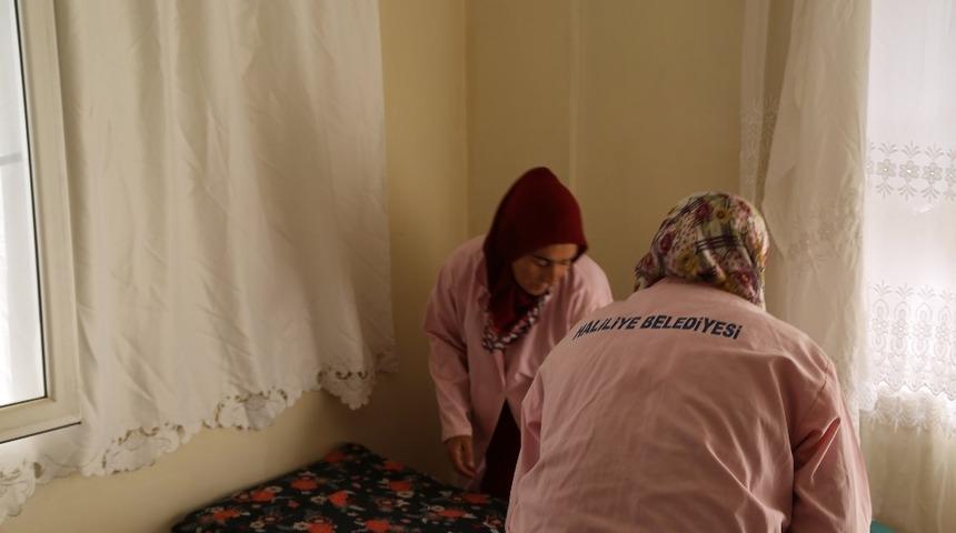 Haliliye evde bakım hizmeti ile dua alıyor