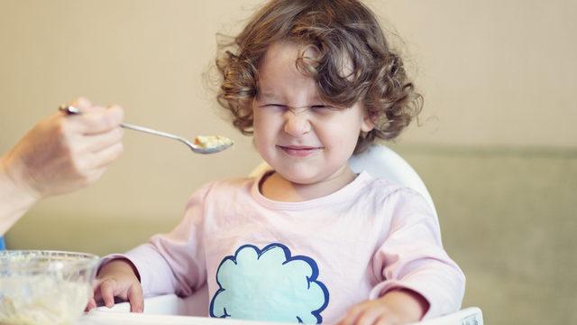 Reflü tedavisi mümkün mü? Bebeklerde reflü nasıl geçer? Bebeklerde reflü belirtileri nelerdir?