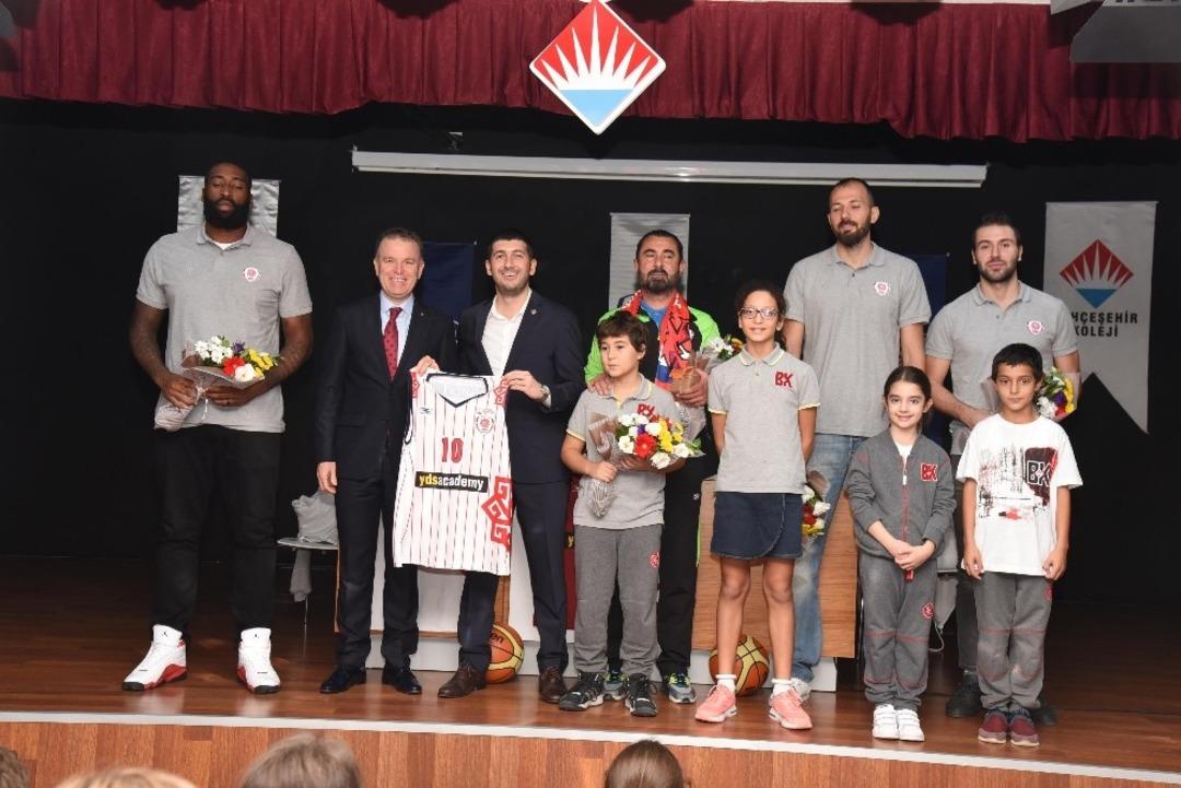 Basketbolcular &ouml;ğrencilerle buluştu