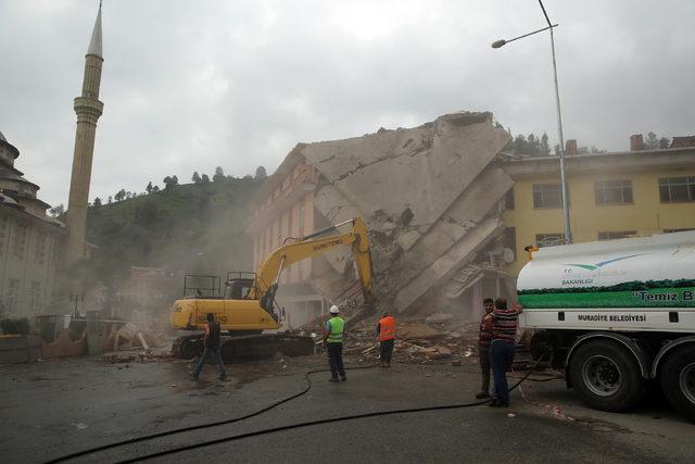 Rize'de dere ortasına inşa edilen 4 katlı binanın yıkımına başlandı