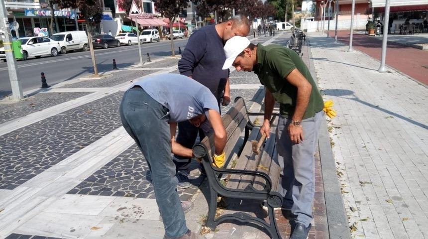 Parklarda ki banklara bakım yapılıyor