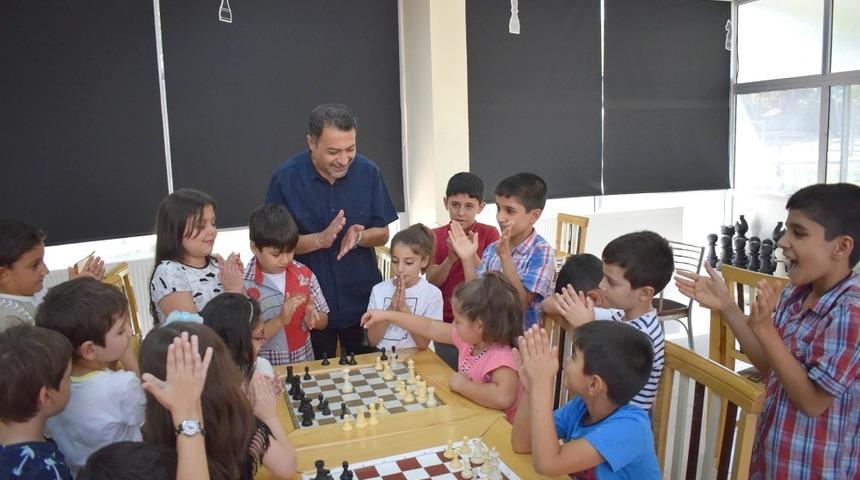 Satran&ccedil; fig&uuml;rleri ile eğlenerek &ouml;ğreniyorlar