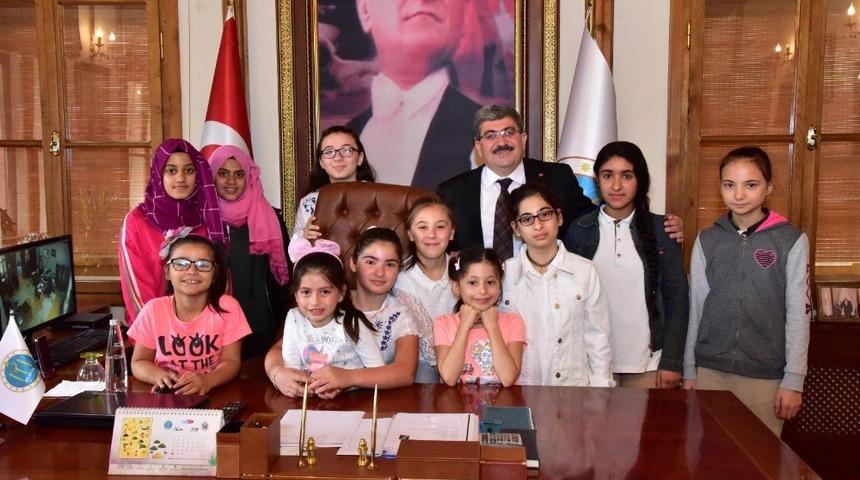 Kız &ccedil;ocuklarından Başkan Can&rsquo;a ziyaret