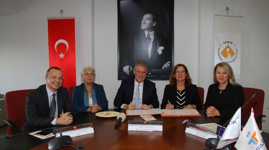 İzmir Ekonomi &Uuml;niversitesi gen&ccedil;lerine iş kul&uuml;b&uuml; eğitimi