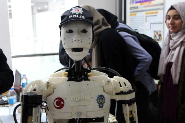 İnsansı polis robot 'Yiğido' ilgi odağı oldu