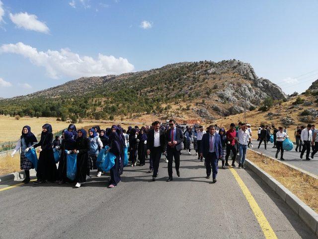 Öğrenciler mesire alanından çöp topladı