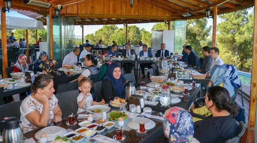 &Ouml;zel &ouml;ğrenci ailelerine kahvaltı