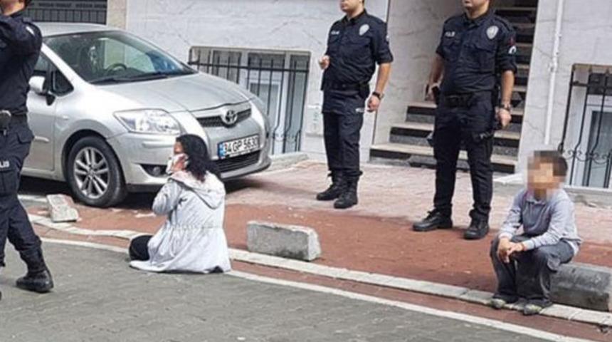 Çocuklarının gözü önünde karısını yüzünden bıçakladı