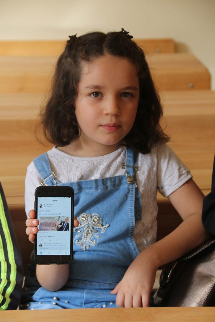 Bakan Selçuk, kağıttan lale hediye eden Suriyeli Sabbah'ı unutmadı