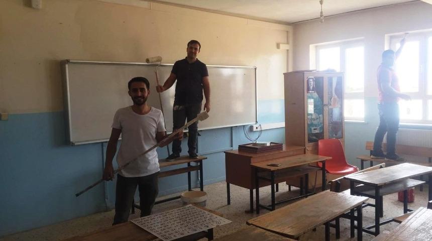 Ceylanpınar&rsquo;ın fedakar &ouml;ğretmenleri okullarını boyadı