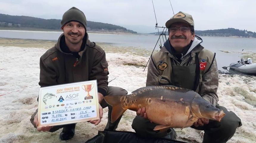 En büyük balığı yakalamak için mücadele ediyorlar