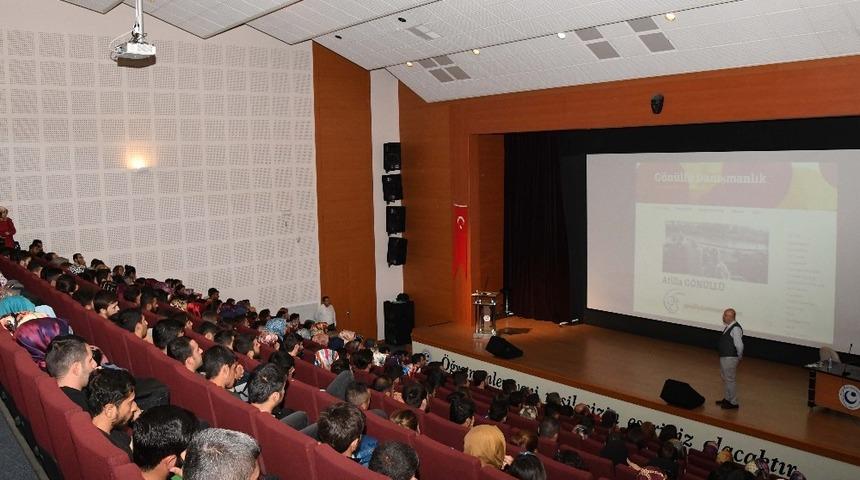 &Uuml;niversitede duygusal zeka konferansı d&uuml;zenlendi