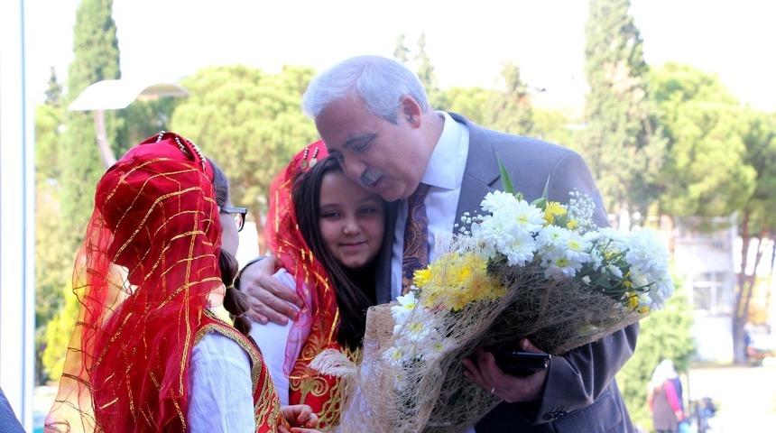 Vali G&uuml;ven&ccedil;er Kula&rsquo;da muhtarlar ile bir araya geldi