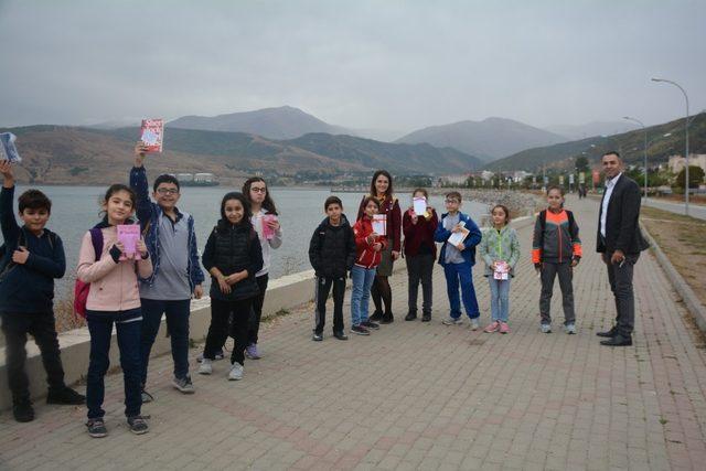 Herkes okusun diye Van Gölü sahiline kitap bıraktılar