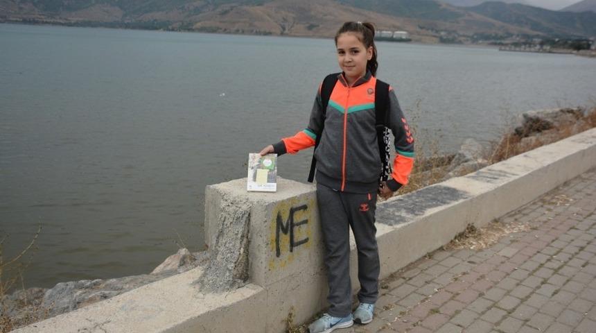 Herkes okusun diye Van G&ouml;l&uuml; sahiline kitap bıraktılar