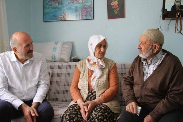 Başkan Ertürk, ilçenin yaşlı çınarlarını evinde ziyaret etti