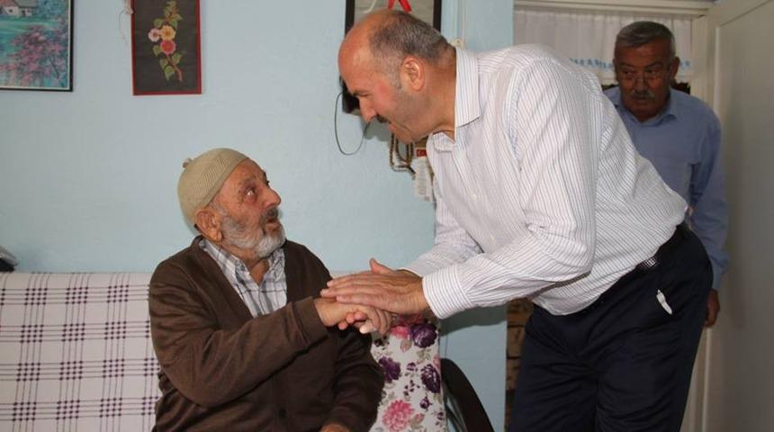 Başkan Ert&uuml;rk, il&ccedil;enin yaşlı &ccedil;ınarlarını evinde ziyaret etti