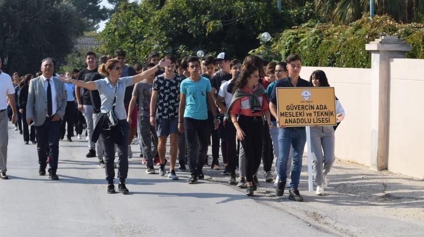 Liseli gen&ccedil;ler hem hareket etti hem de &ccedil;evre temizliği yaptı