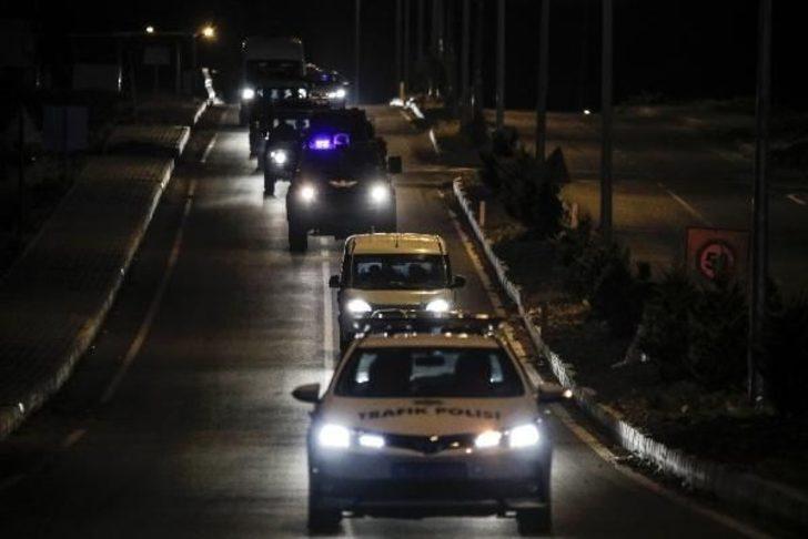  ABD'li rahip Brunson mahkemeye böyle götürüldü G3