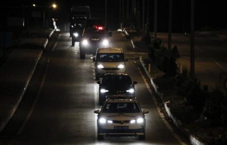  ABD'li rahip Brunson mahkemeye böyle götürüldü G5