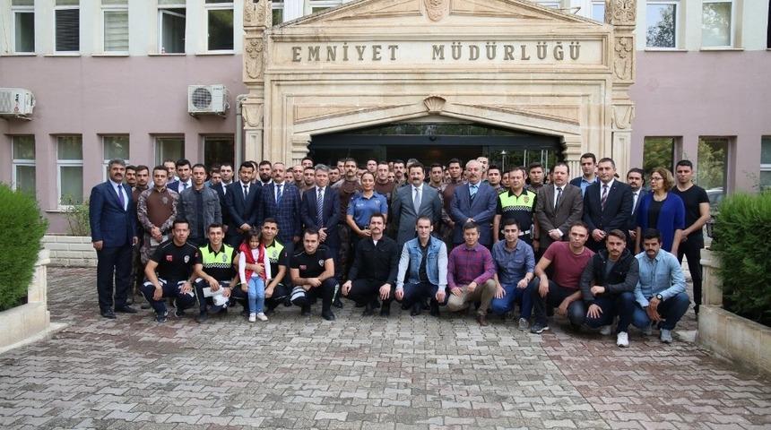 Mardin&rsquo;de polislerin mutlu g&uuml;n&uuml;