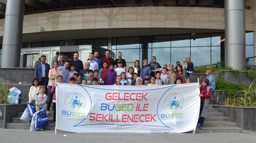 İlk defa sinemaya giden &ccedil;ocukların b&uuml;y&uuml;k mutluluğu