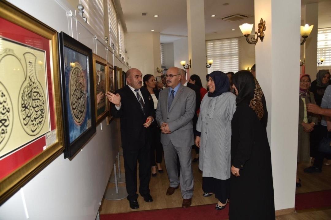 Hattat ve M&uuml;zehhibe bu sergide buluştu