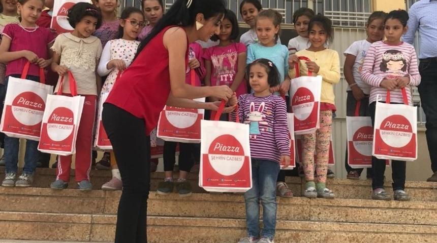 Okullarında ziyaret edilen kız &ouml;ğrencilere hediye