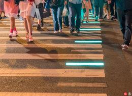 Çin’de yayalar için ışıklı kaldırım uygulaması başladı