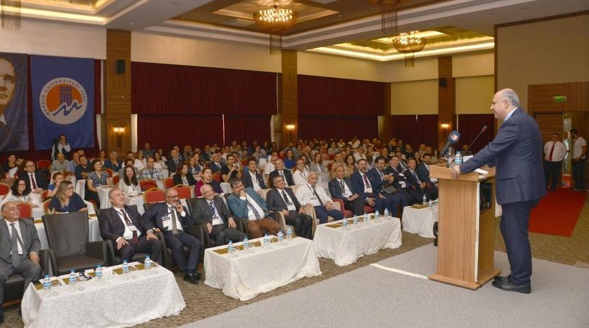 ME&Uuml;&rsquo;de 22. Finans Sempozyumu