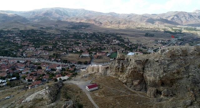 Temelinden, burcuna 788 yıllık Türk kalesi