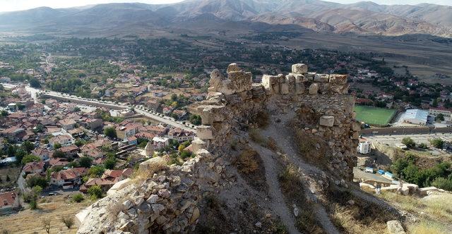 Temelinden, burcuna 788 yıllık Türk kalesi