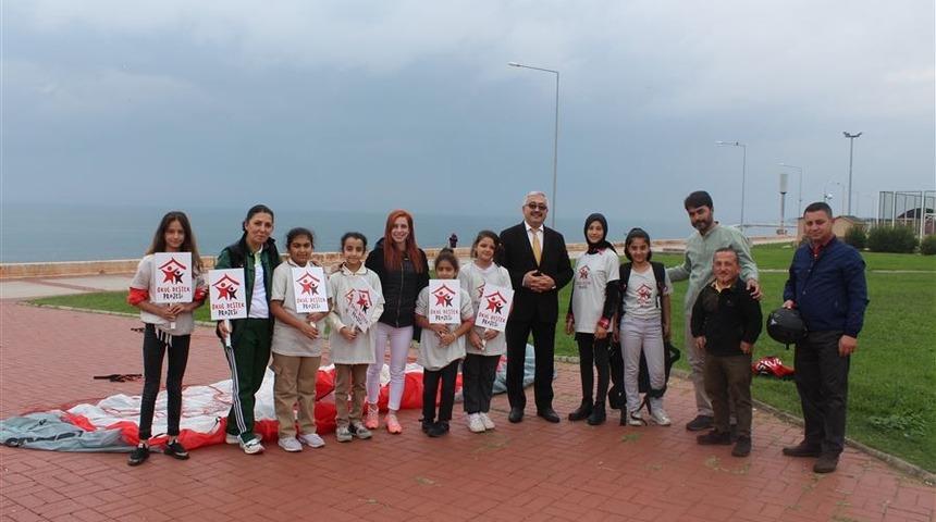 Kız &ccedil;ocukları mutluluktan havalara u&ccedil;tu