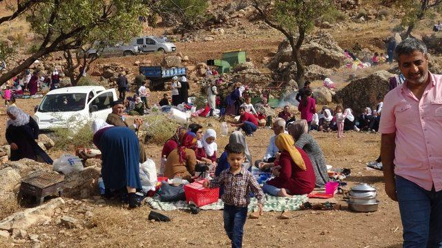 Yüzlerce kişi türbeye akın etti