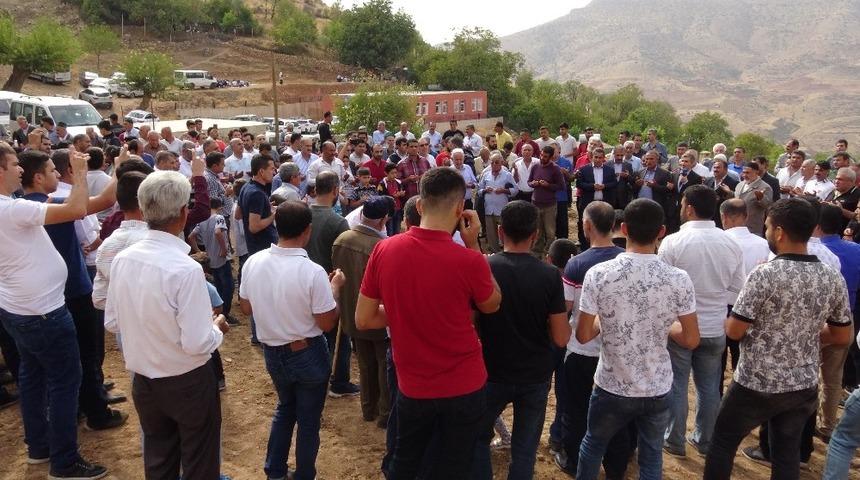 Y&uuml;zlerce kişi t&uuml;rbeye akın etti