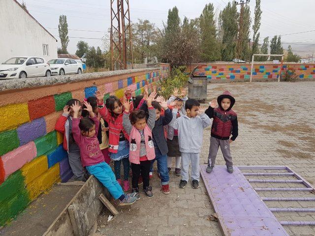 Anasınıfı öğrencileri okullarını boyadı